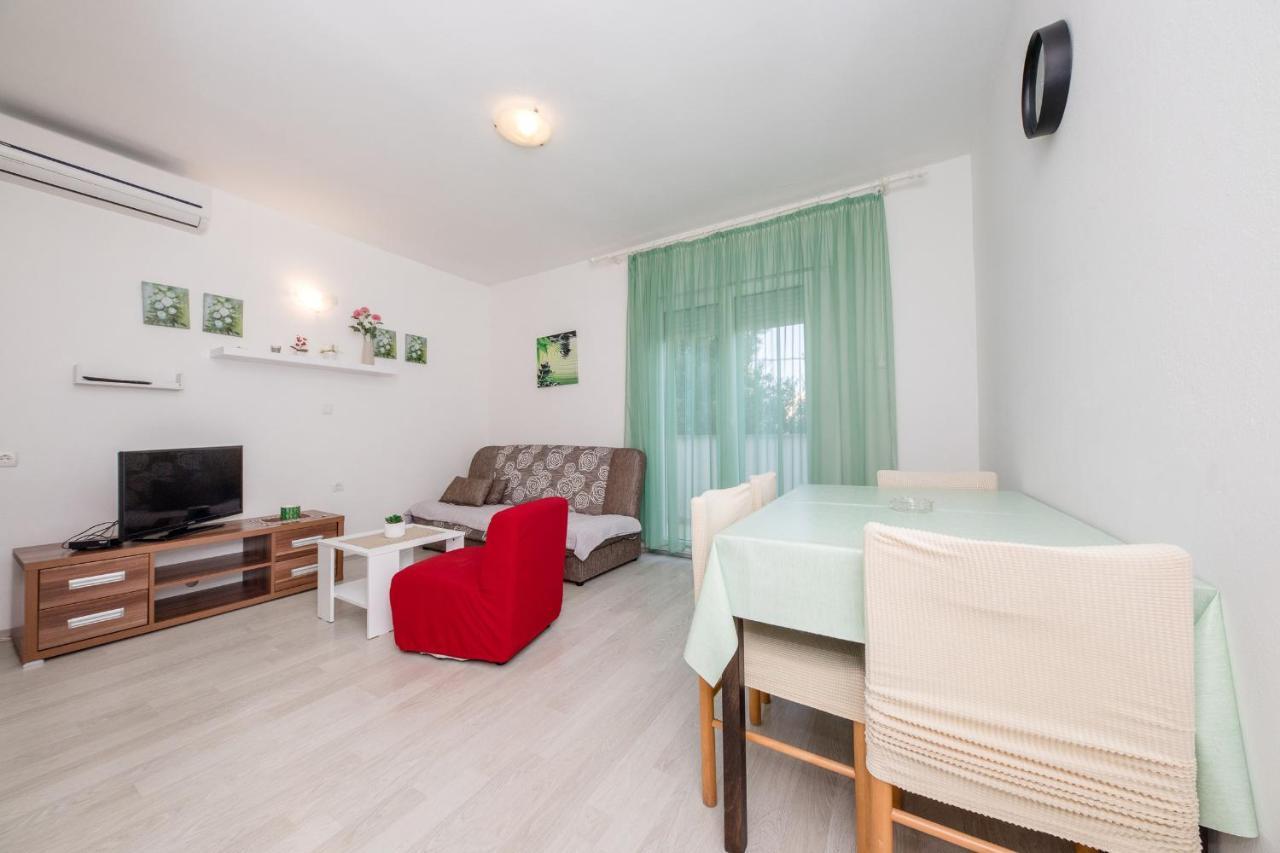 Apartments Mladenka in Banjol Buitenkant foto